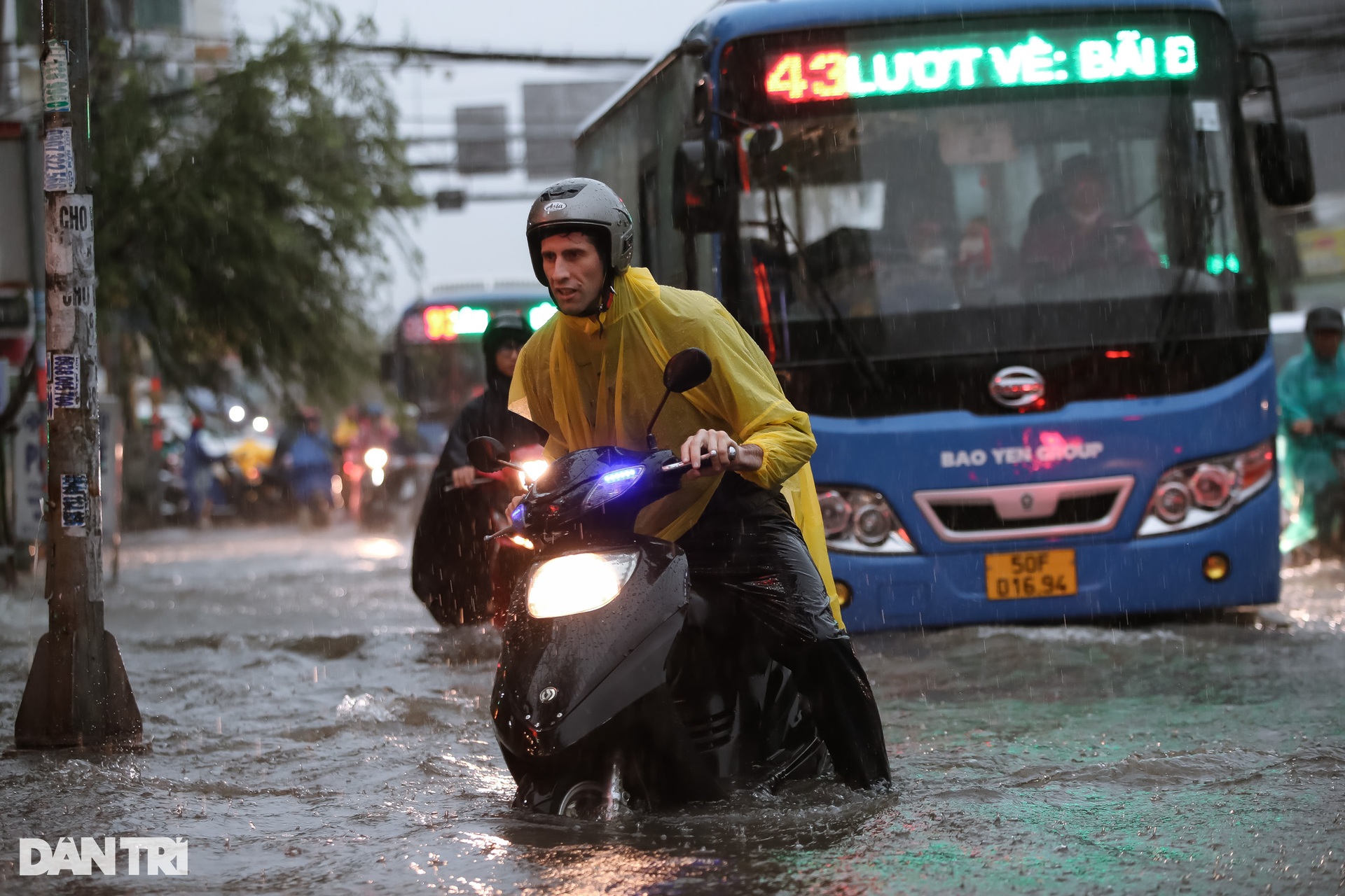Người dân TPHCM ngã nhào trên đường ngập do mưa lớn - 7 Người dân TPHCM ngã nhào trên đường ngập do mưa lớn - 7