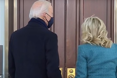 Video ông Biden bối rối vì không vào được Nhà Trắng sau lễ nhậm chức