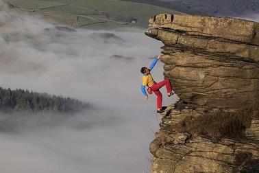 Thử thách gây sốc, tay không bám vào vách đá ở độ cao trăm mét