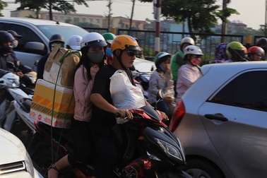 Người dân "tay xách nách mang" trở lại Thủ đô sau nghỉ lễ