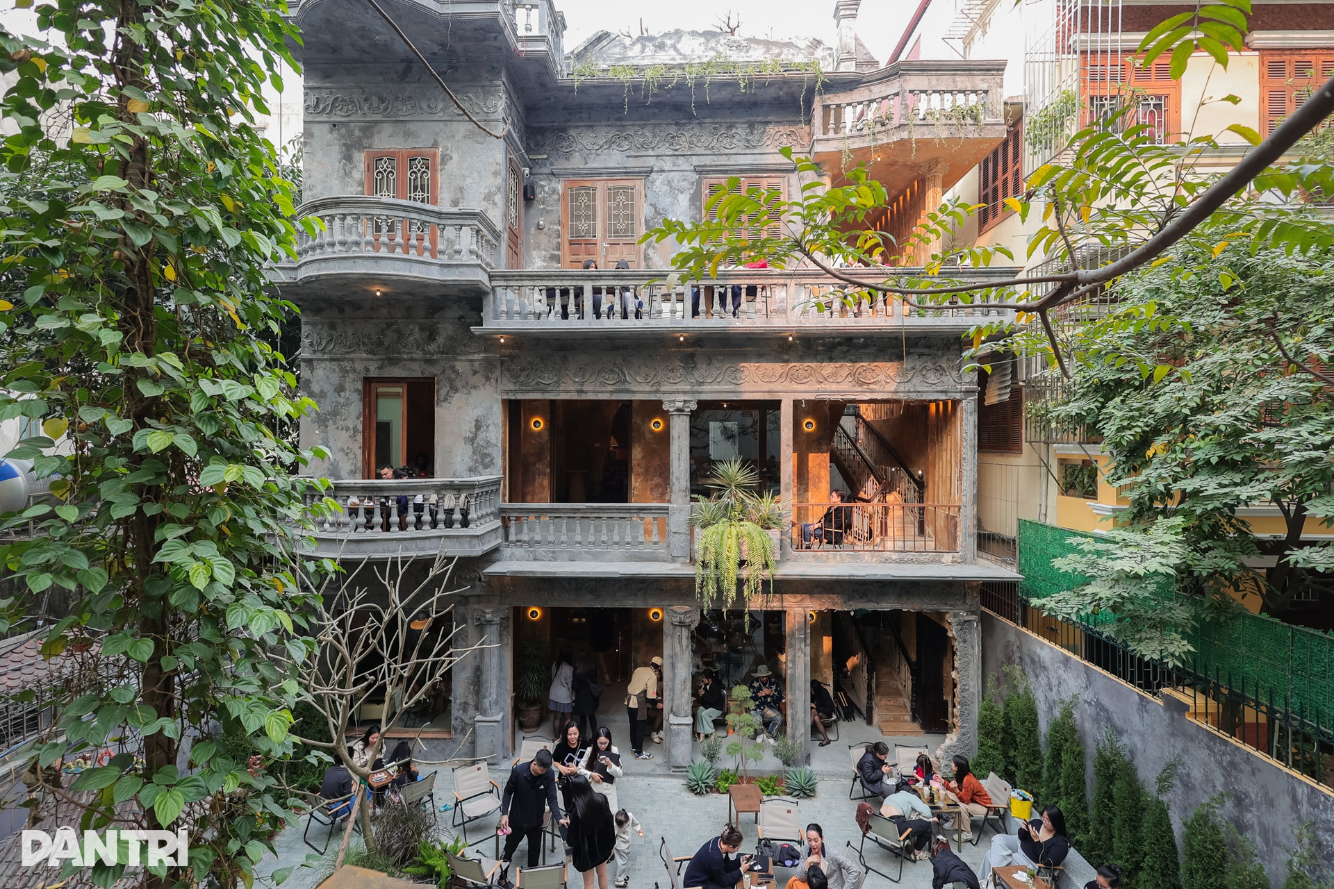 Hà Nội: Quán cà phê trưng bày xương khủng long, ngày đón gần nghìn khách - 1 Hà Nội: Quán cà phê trưng bày xương khủng long, ngày đón gần nghìn khách - 1