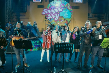 MC Long Vũ, Tùng John trình diễn cực "cháy" cùng âm nhạc The Beatles