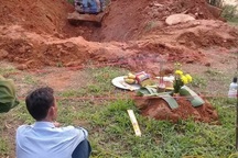 Thi thể người phụ nữ bị cuốn chăn dưới giếng nước bỏ hoang