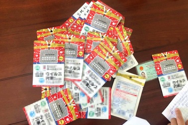 Bắt quả tang một phụ nữ đang bán thẻ “diệt virus Covid-19”