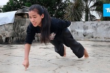 Nữ võ sĩ gây sốt khi đấm vỡ quả sầu riêng, đá cong thanh sắt