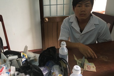 Bắt quả tang bác sĩ "dỏm" lừa gạt ngay tại phòng bệnh