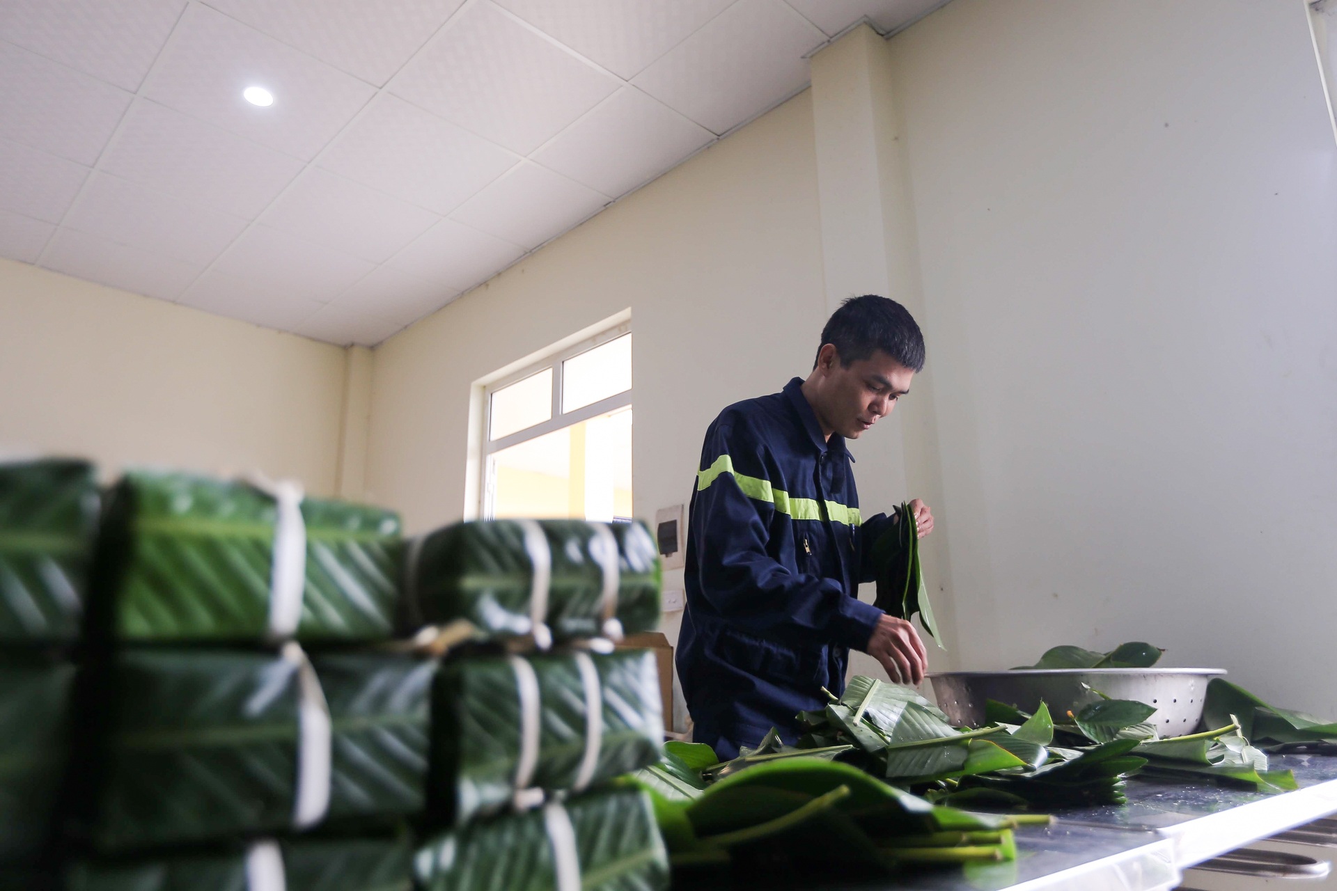 Xem lính cứu hỏa trổ tài gói bánh chưng đón Tết - 5