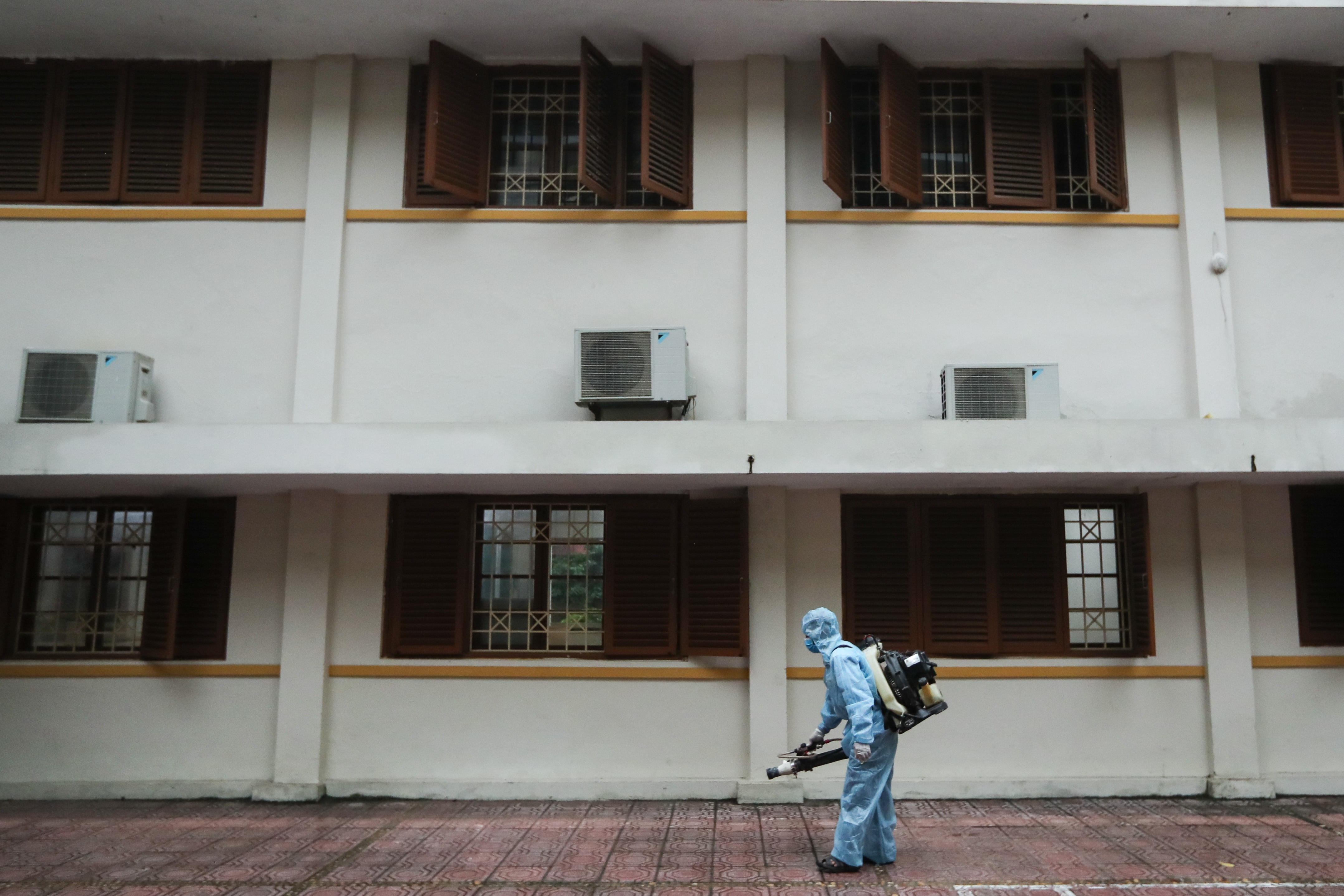 Các trường THPT được khử khuẩn trước kỳ thi tốt nghiệp THPT - 1 Các trường THPT được khử khuẩn trước kỳ thi tốt nghiệp THPT - 1