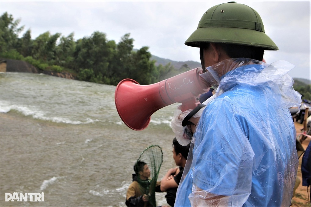 Hàng chục người liều mình lao xuống dòng nước lũ chảy xiết bắt cá - 11 Hàng chục người liều mình lao xuống dòng nước lũ chảy xiết bắt cá - 11