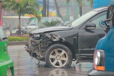 Xe ô tô mất lái đâm gãy cột đèn, 2 người may mắn thoát chết