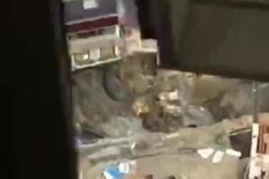 Hố tử thần nuốt chửng cả tòa nhà cao tầng