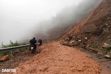 Nhiều bản miền núi Nghệ An bị chia cắt do lũ, sạt lở