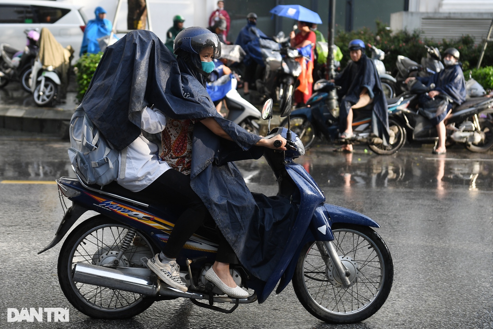 Thí sinh ôm đầu lo lắng, căng thẳng trước giờ thi môn ngữ văn - 1 Thí sinh ôm đầu lo lắng, căng thẳng trước giờ thi môn ngữ văn - 1