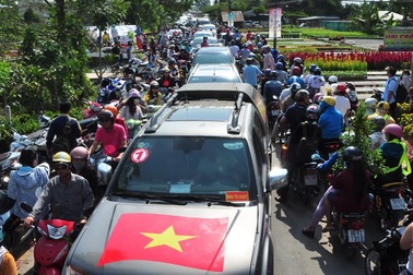 Ùn tắc kinh hoàng, người xe kẹt cứng ở làng hoa