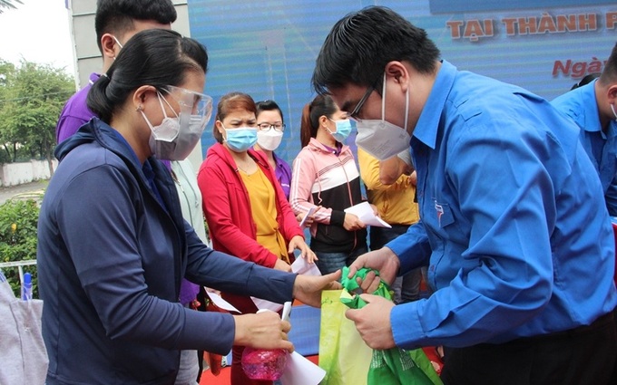 Các đơn vị trao quà hỗ trợ an sinh cho các công nhân khu chế xuất Linh Trung 1. Nguồn: Nhân dân