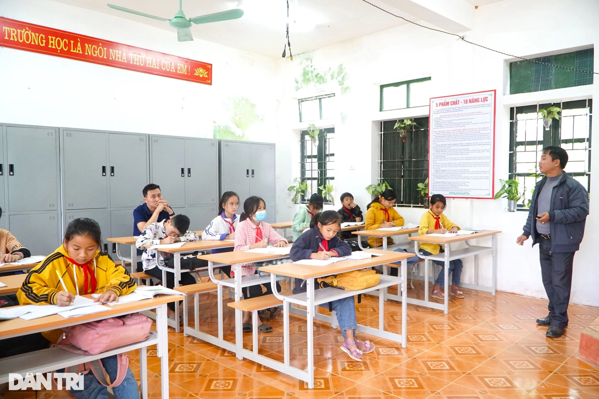Ngôi trường đặc biệt 14 năm chưa từng có giáo viên nữ - 5 Ngôi trường đặc biệt 14 năm chưa từng có giáo viên nữ - 5