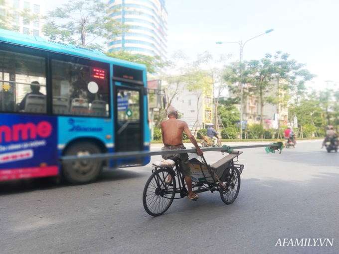 "Dị nhân" quanh năm cởi trần đạp xích lô tiếp tục xuất hiện dưới cái nóng 40 độ ở Hà Nội - Ảnh 5. "Dị nhân" quanh năm cởi trần đạp xích lô tiếp tục xuất hiện dưới cái nóng 40 độ ở Hà Nội - Ảnh 5.