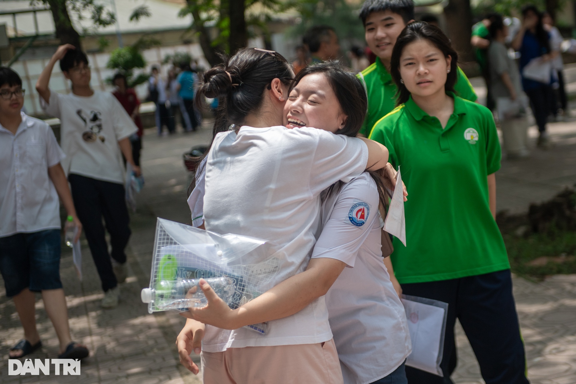 Phụ huynh òa khóc ôm con gái khi nghe “con làm được rồi” - 10 Phụ huynh òa khóc ôm con gái khi nghe “con làm được rồi” - 10