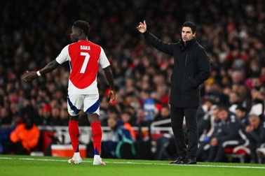 HLV Arteta khẳng định Arsenal chơi tất tay, ngăn Liverpool vô địch sớm