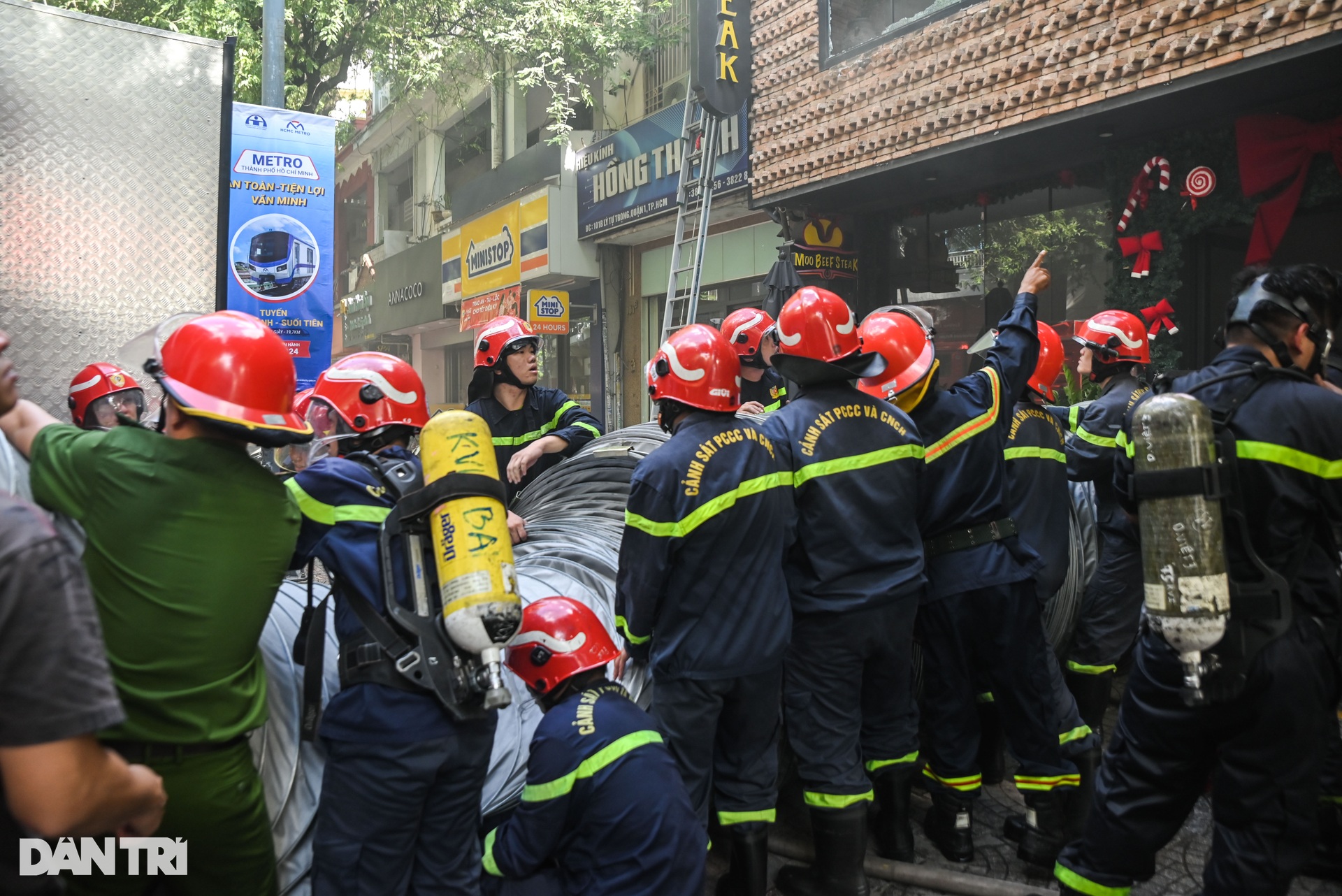 Cháy lớn quán rượu gần chợ Bến Thành: Lực lượng chức năng nỗ lực dập lửa - 5 Cháy lớn quán rượu gần chợ Bến Thành: Lực lượng chức năng nỗ lực dập lửa - 5