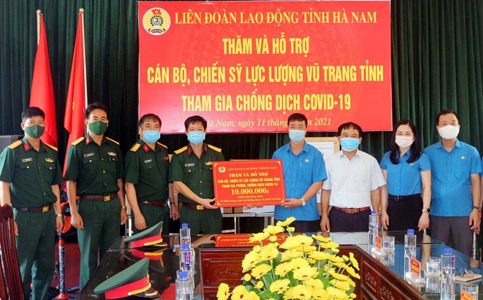 Liên đoàn Lao động thăm, tặng quà lực lượng tuyến đầu chống dịch Covid-19 - 1 Liên đoàn Lao động thăm, tặng quà lực lượng tuyến đầu chống dịch Covid-19 - 1