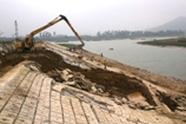 Điểm sạt lở đê kè bãi sông Mã đang được khắc phục