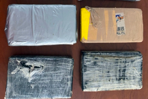 Người dân đi tắm biển liên tiếp nhặt được nhiều gói hàng lạ