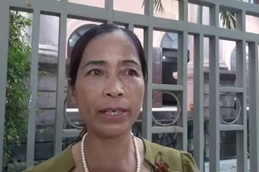 Bà Hà Thị Thu - xóm trưởng xóm 3 nơi em Khánh sinh sống thay mặt người dân bày tỏ mong muốn với HĐXX trước cổng TAND tỉnh Hà Tĩnh.