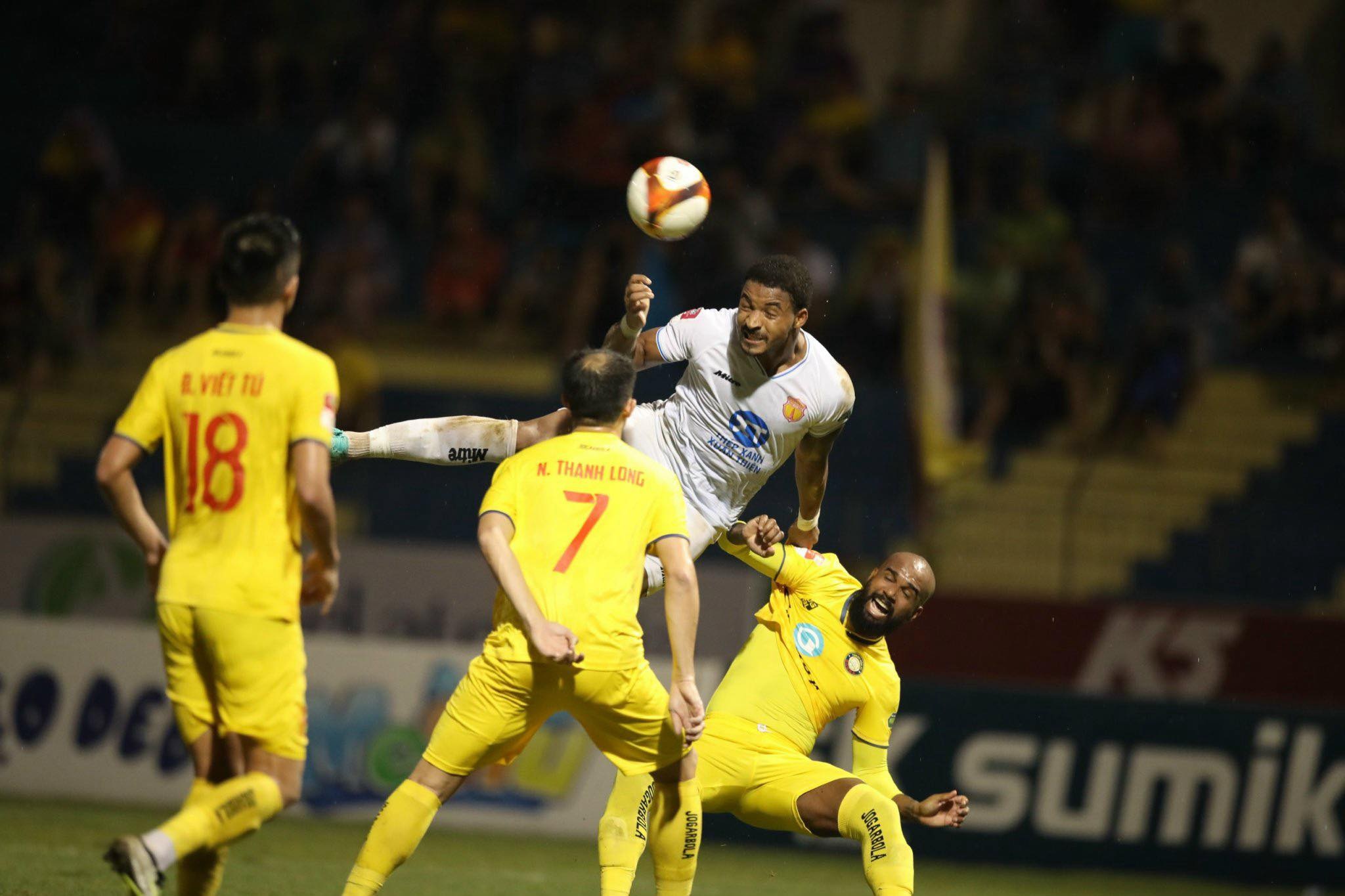 राफेलसन ने 5 गोल किए, नाम दिन्ह क्लब ने थान्ह होआ - 2 के खिलाफ बड़ी जीत हासिल की Rafaelson ghi 5 bàn thắng, CLB Nam Định thắng đậm Thanh Hóa - 2