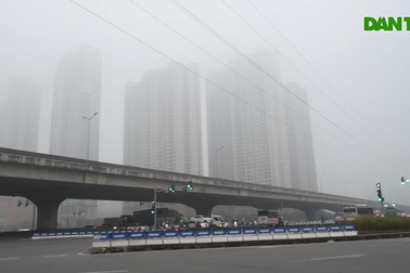 Sương mù dày đặc bao phủ Hà Nội, nhà cao tầng "mất nóc"