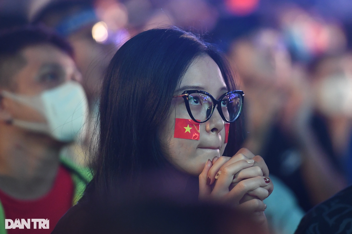 Hàng nghìn cổ động viên TPHCM đổ ra đường mừng U23 Việt Nam vào chung kết - 11 Hàng nghìn cổ động viên TPHCM đổ ra đường mừng U23 Việt Nam vào chung kết - 11