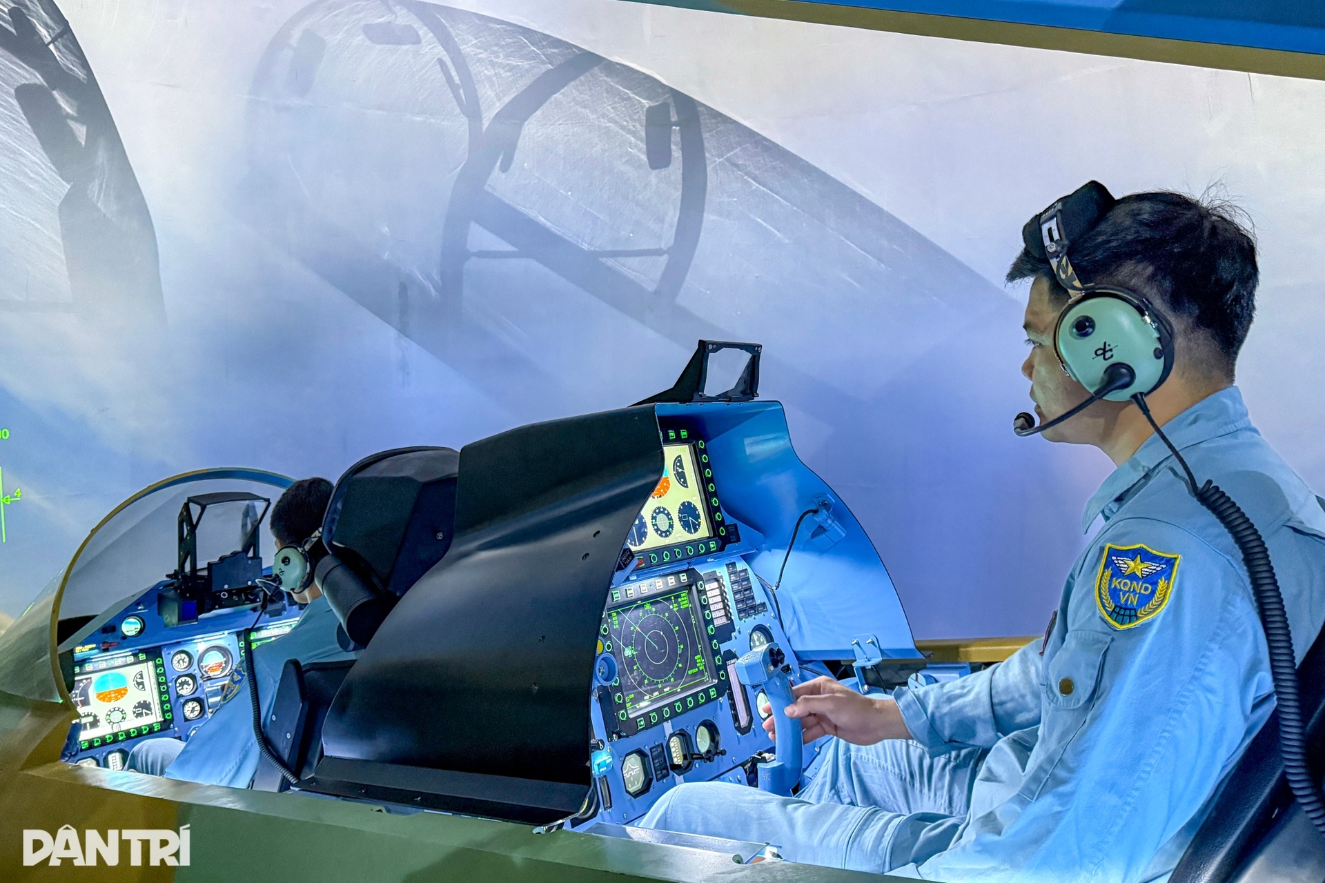 Bên trong buồng tập lái thực tế ảo tiêm kích Su-30MK2 do Việt Nam chế tạo - 10 Bên trong buồng tập lái thực tế ảo tiêm kích Su-30MK2 do Việt Nam chế tạo - 10