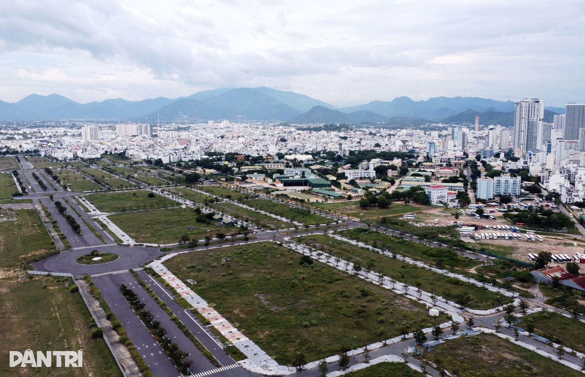 Hiện trạng các lô đất vàng um tùm cỏ ở sân bay Nha Trang - 2 Hiện trạng các lô đất vàng um tùm cỏ ở sân bay Nha Trang - 2