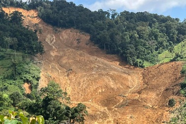 Vụ quả đồi đổ ập giữa trời nắng: Diễn biến xấu, tạm dừng tìm kiếm 3 người