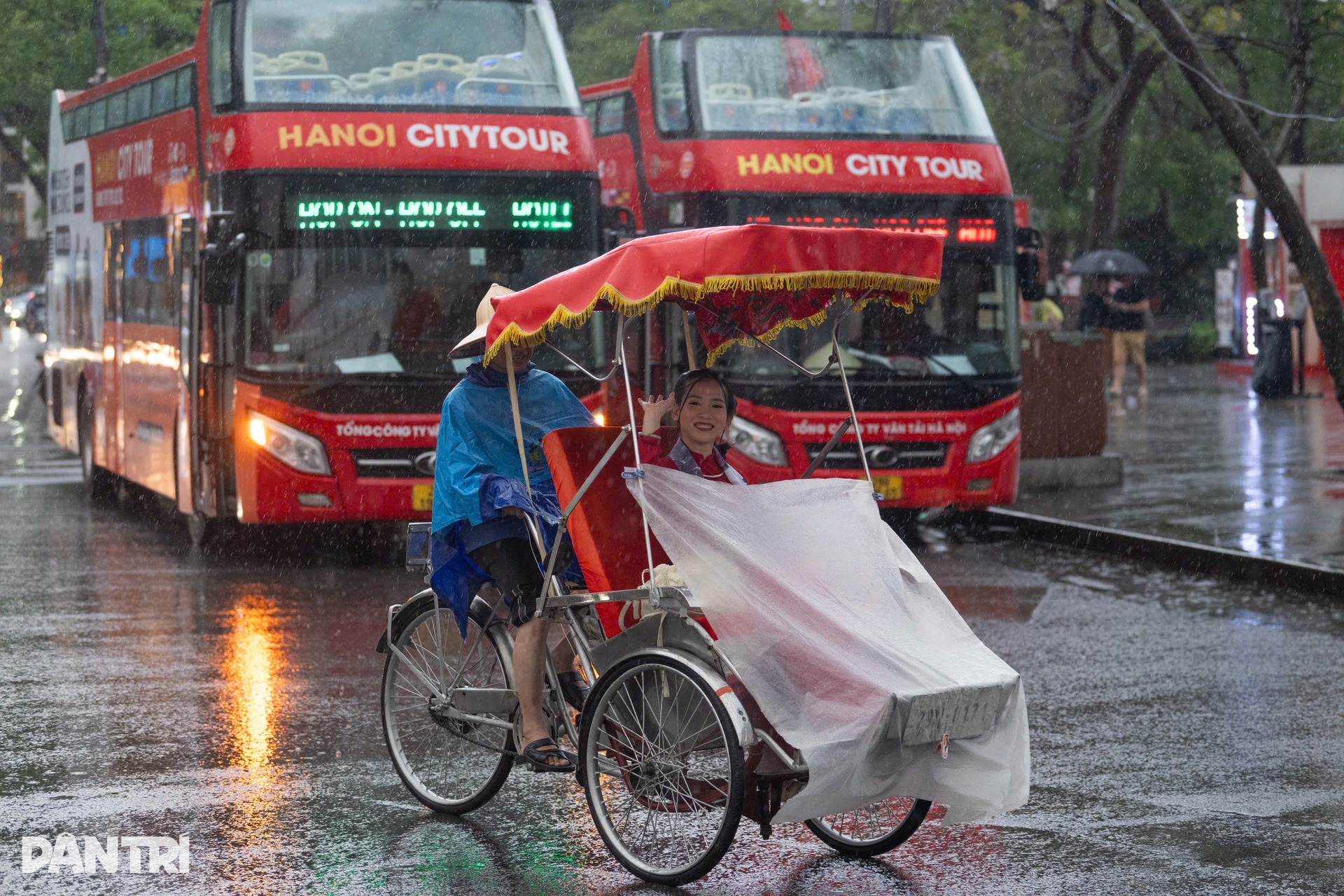 Hà Nội: Mây đen cuồn cuộn kèm mưa giông, xe cộ bật đèn giữa ban ngày - 12 Hà Nội: Mây đen cuồn cuộn kèm mưa giông, xe cộ bật đèn giữa ban ngày - 12