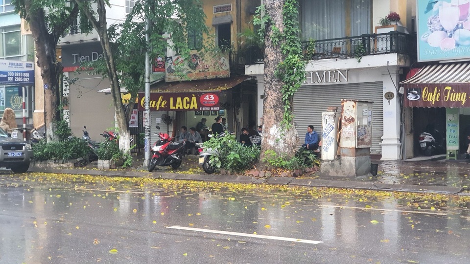 Trời mưa dông cũng không ngăn nổi dân Hà Nội đi ăn sáng, cà phê sau cách ly - 7 Trời mưa dông cũng không ngăn nổi dân Hà Nội đi ăn sáng, cà phê sau cách ly - 7