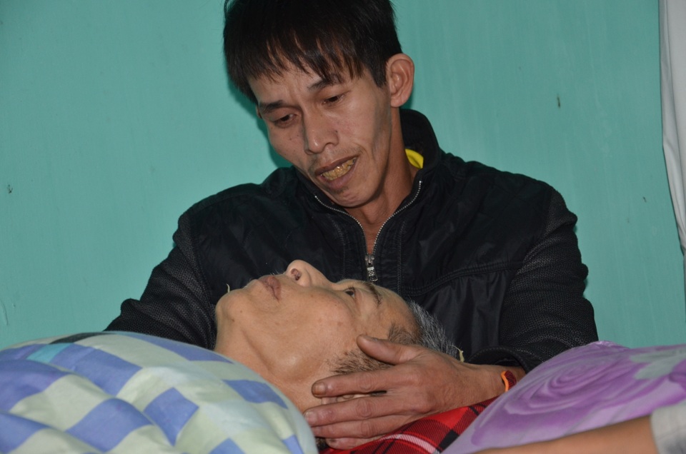 Cận kề cái chết, người cha nghèo cầu xin nhà hảo tâm cho con miếng ăn - 7 Cận kề cái chết, người cha nghèo cầu xin nhà hảo tâm cho con miếng ăn - 7