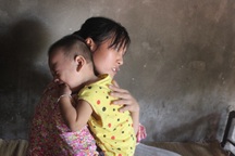 Mẹ đau đớn sinh hai con đều bị bại não