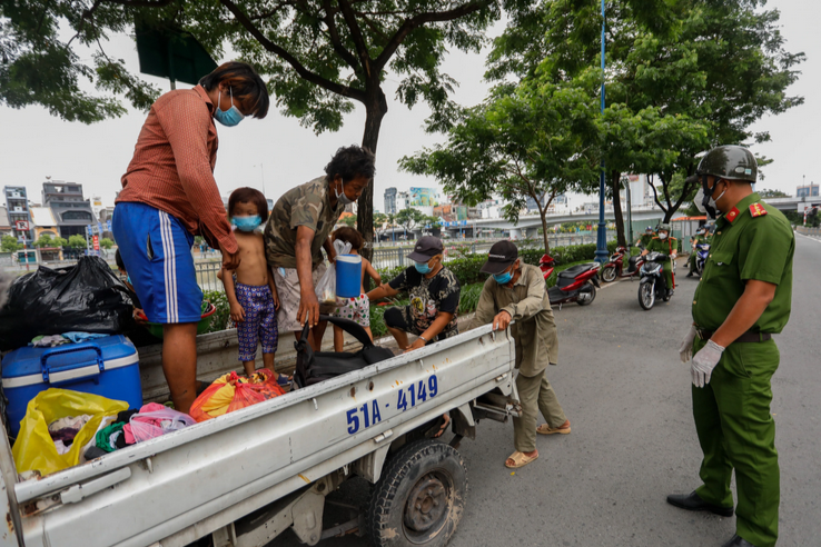 Cho tiền trẻ ăn xin là đang giết tương lai, ép các em vào đường cùng - 6 Cho tiền trẻ ăn xin là đang giết tương lai, ép các em vào đường cùng - 6