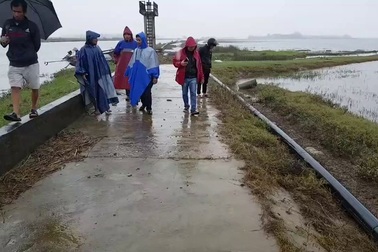 Cận cảnh đường ống xả nước thải nhà máy dệt nhuộm dài hơn 9km