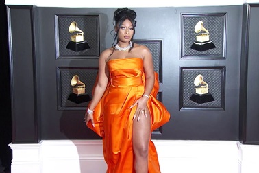 Megan Thee Stallion quyến rũ với váy cam