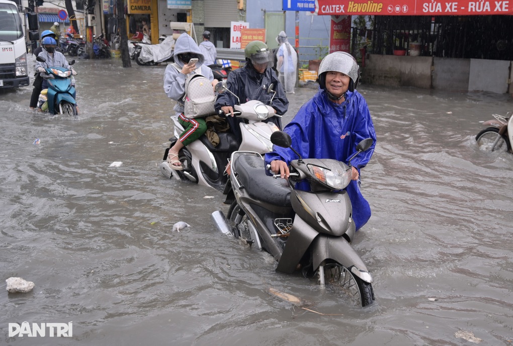 Mưa to kéo dài, nhiều tuyến đường ở TPHCM ngập sâu - 1