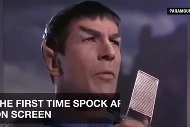 Leonard Nimoy trong vai Spock của loạt phim “Star Trek”