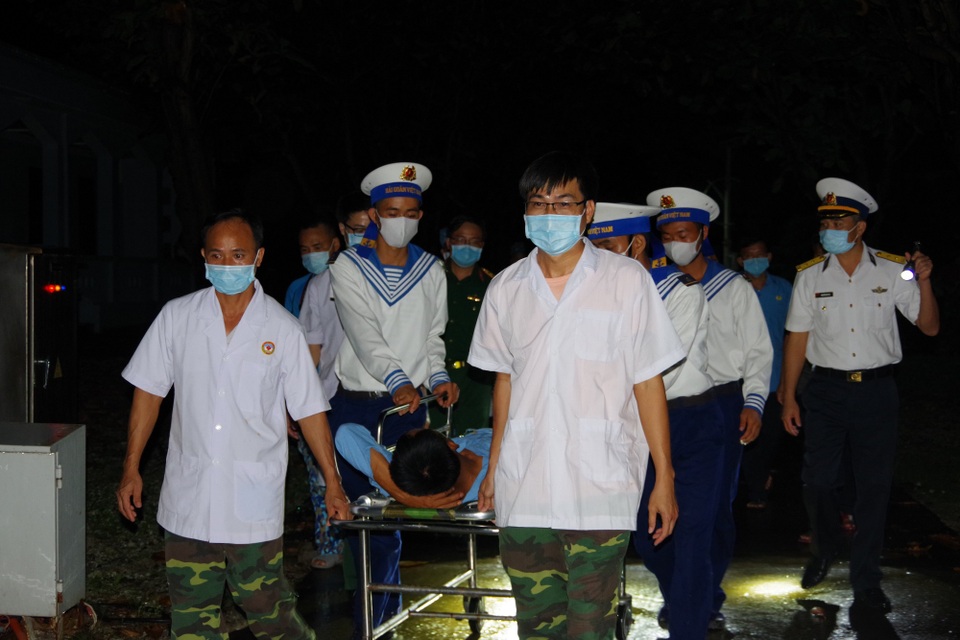 Trực thăng vượt biển xuyên đêm trong thời tiết xấu cứu bệnh nhân - 1 Trực thăng vượt biển xuyên đêm trong thời tiết xấu cứu bệnh nhân - 1