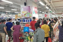 'Vỡ trận' bán tháo: Dân đổ xô tranh nhau vét sạch kệ siêu thị