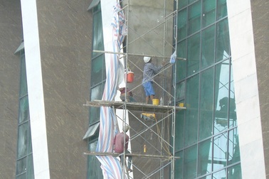 Cao ốc chắn biển Nha Trang vẫn được thi công sau quyết định đình chỉ?