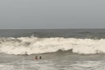 Cứu nhiều du khách bị sóng cuốn ở bãi biển Sầm Sơn