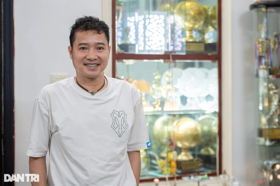 Danh Thủ Hồng Sơn kể màn tỏ tình 1.000 bông hoa, hẹn hò có mẹ vợ đi cùng