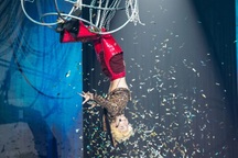 "Anh tài" BB Trần suýt gặp sự cố khi biểu diễn treo người trên cao