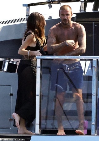 Gia đình Beckham tận hưởng kỳ nghỉ dưỡng trên siêu du thuyền - 9